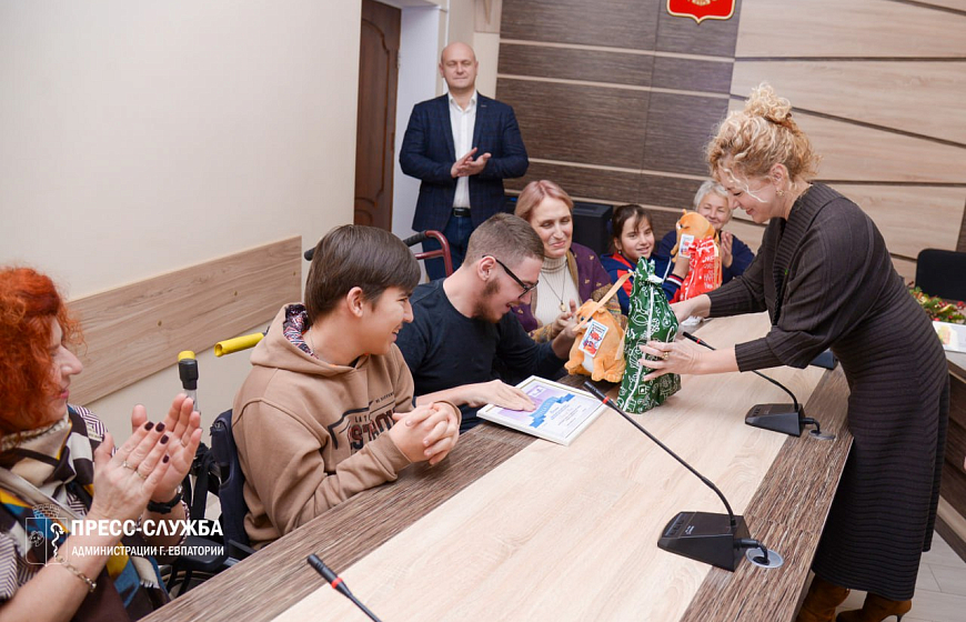 В Евпатории чествовали участников ежегодной премии «Преград нет!»